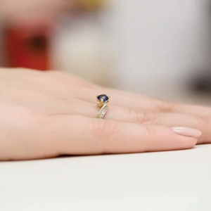 Pierścionek zaręczynowy z Szafirem 0,50ct i Diamentami, białe złoto próby 585. W-0084SZAB